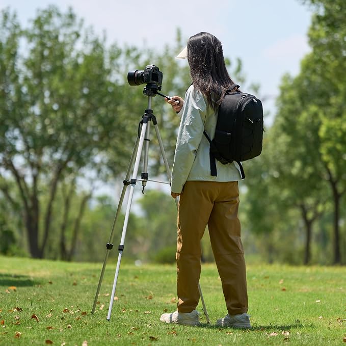 Amazon Basics 60-inch Lightweight DSLR Tripod with Bag, Black - Image 9