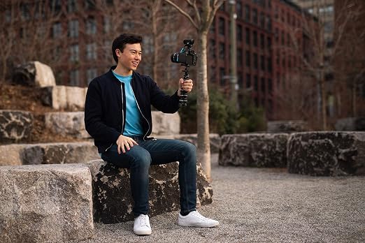 SENNHEISER Professional MKE 200 Directional On-Camera Microphone with 3.5mm TRS and TRRS Connectors for DSLR, Mirrorless & Mobile,Auxiliary | Supercardioid microphone with built-in windscreen and shock mount for vlogging, cameras and smartphones - Image 2